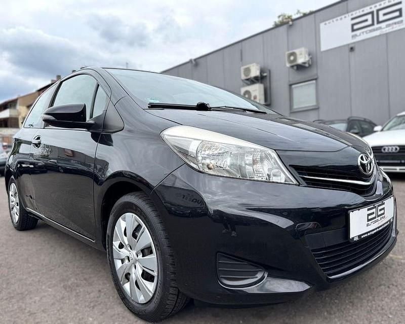 Night time black Gebraucht 2012 Toyota Yaris Life Kleinwagen | 5.990 € (Fairer Preis) - Bild 1/4