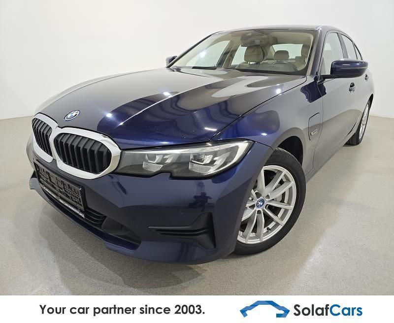 Blau Gebraucht 2021 BMW 330e Sport Line Limousine | 20.812 € (Guter Preis) - Bild 1/4