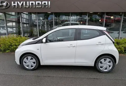 Gebraucht Toyota Aygo X-play 69 PS (50 kW) 2018 Weiß Kleinwagen