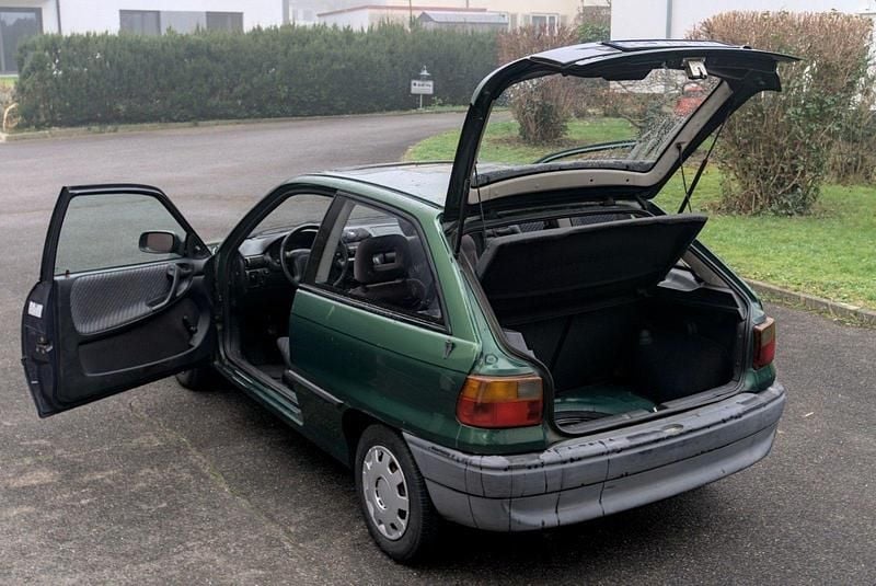 Gebraucht Opel Astra 75 PS (55 kW) 1997 Grün Limousine