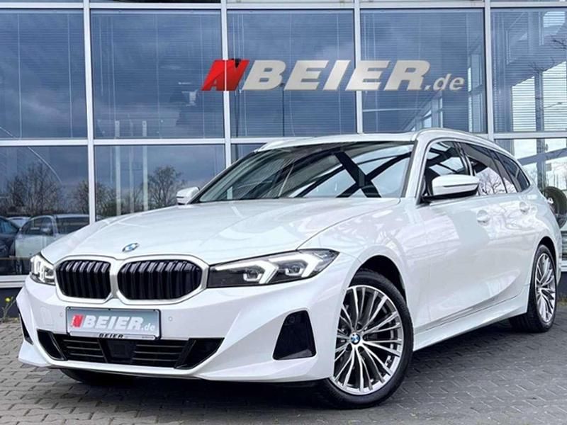 Weiß (mineralweiss metallic) Gebraucht 2023 BMW 320 Shadowline Kombi | 38.391 € (Etwas zu teuer) - Bild 1/2