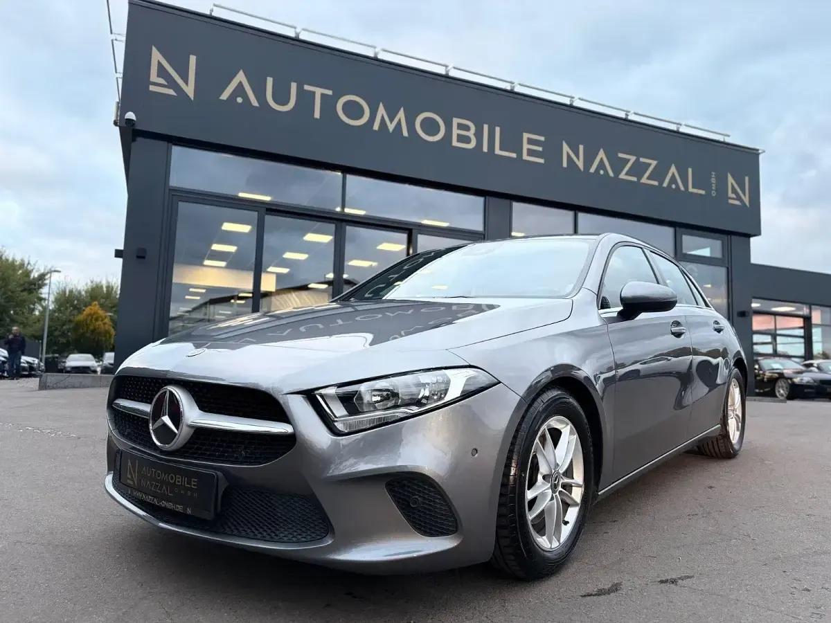 Gebraucht Mercedes A180 116 PS (85 kW) 2019 Grau Limousine