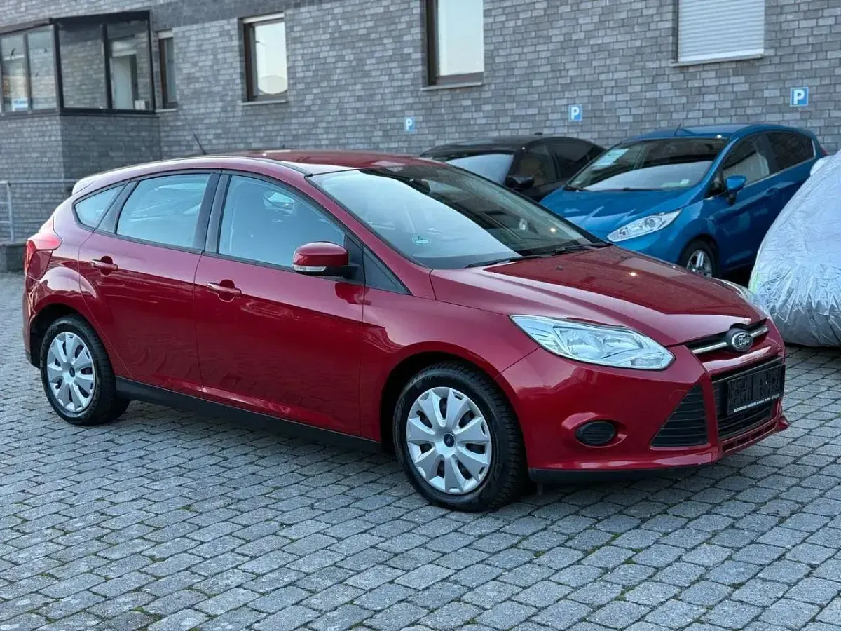 Second-hand Ford Focus Trend 101 CP (74 kW) 2012 Roșu Berlinǎ