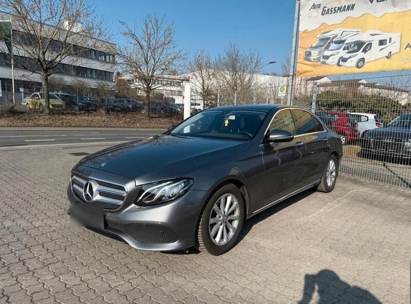 Grau Gebraucht 2017 Mercedes E350 Avantgarde Limousine | 24.100 € (Superpreis) - Bild 1/4