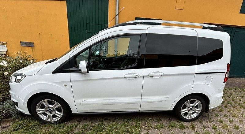 Weiß Gebraucht 2017 Ford Tourneo Courier Titanium Van / Kleinbus | 8.200 € (Superpreis) - Bild 1/4