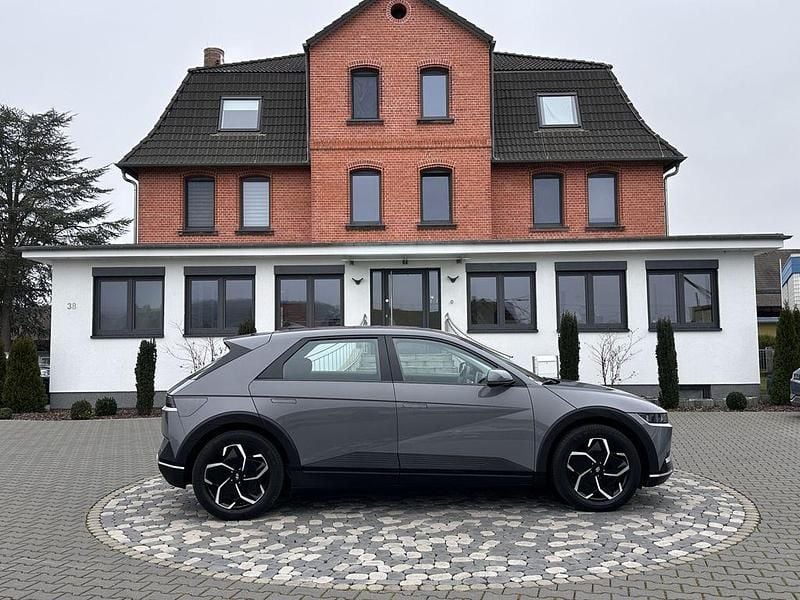 Grau Gebraucht 2021 Hyundai Ioniq Dynamiq Kleinwagen | 20.950 € (Superpreis) - Bild 1/4