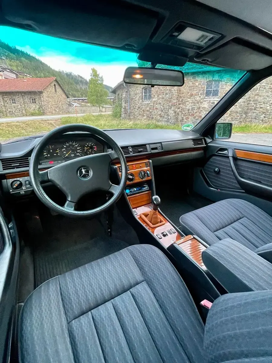 Gebraucht Mercedes E230 130 PS (95 kW) 1993 Blau Limousine
