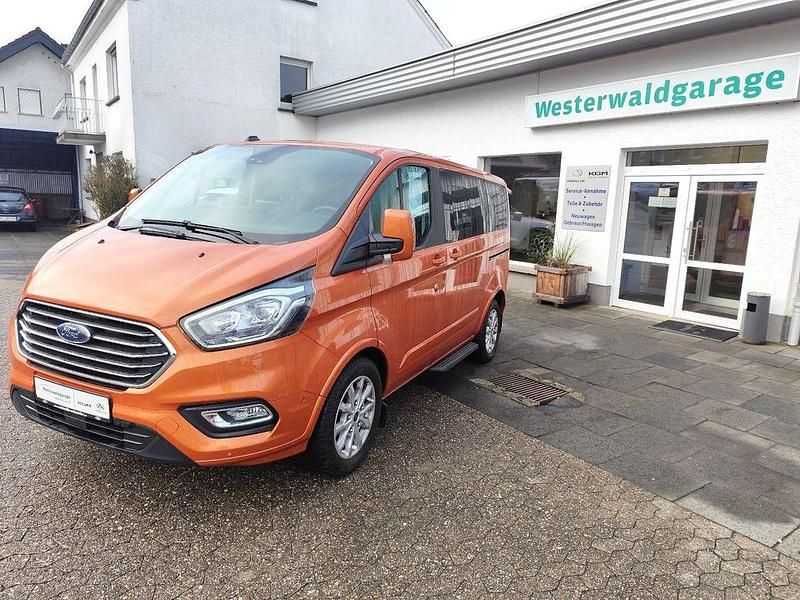 Gebraucht Ford Tourneo Titanium 150 PS (110 kW) 2023 Orange Van / Kleinbus
