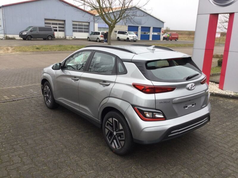 Gebraucht Hyundai Kona Select 150 kW (204 PS) 2022 Silber SUV