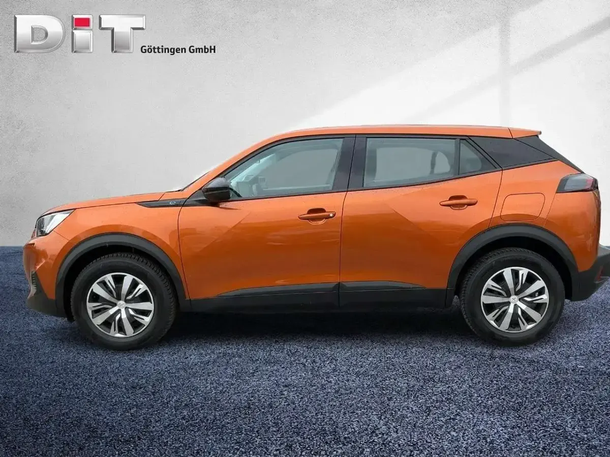 Second-hand Peugeot e-2008 Active 100 kW (136 CP) 2022 Portocaliu SUV