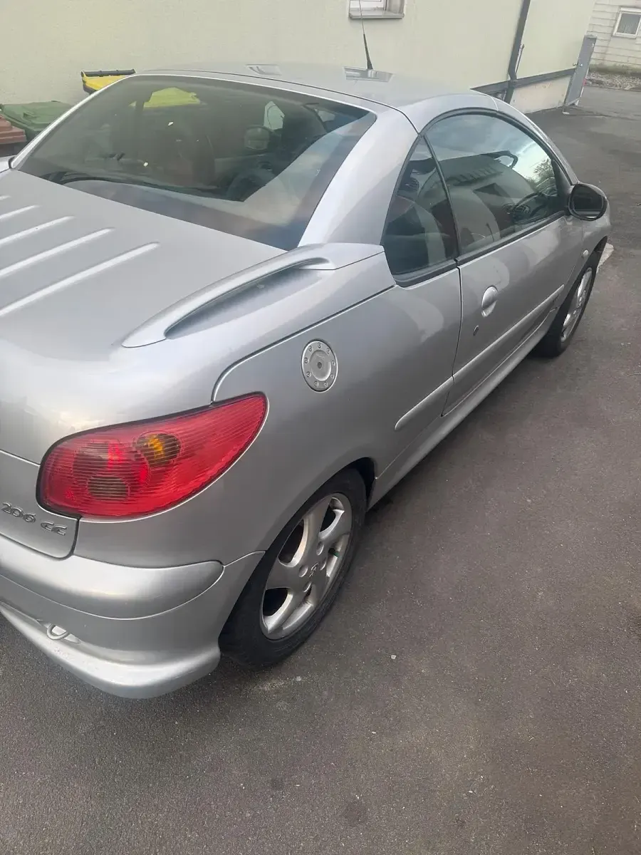 Gebraucht Peugeot 206 CC 109 PS (80 kW) 2004 Silber Cabrio