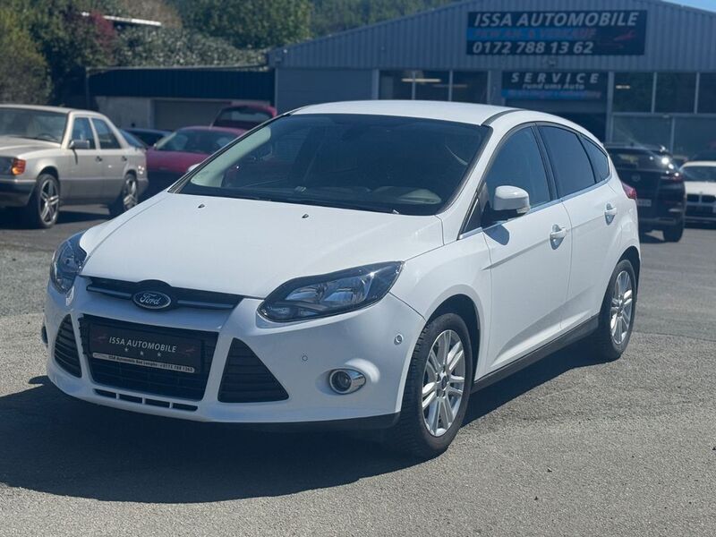 Weiß Gebraucht 2013 Ford Focus Titanium Limousine | 6.999 € (Fairer Preis) - Bild 1/4