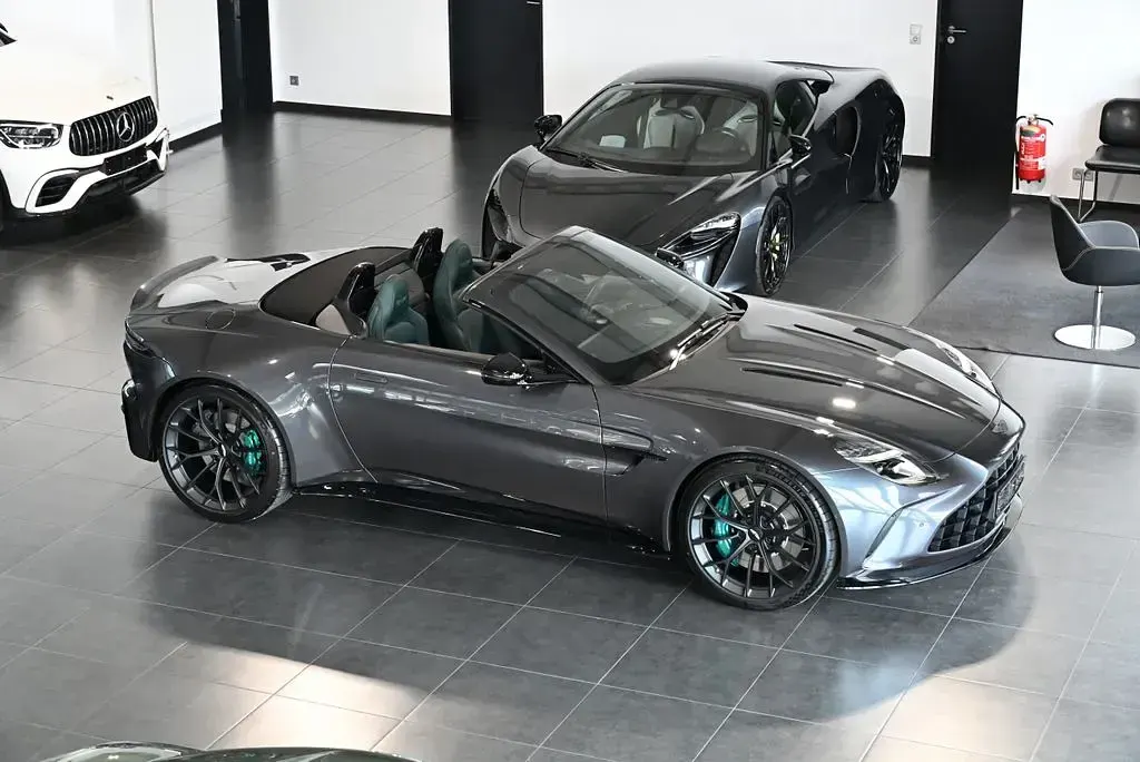 Neu Aston Martin V8 Vantage 665 PS (489 kW) 2026 Grau Cabrio