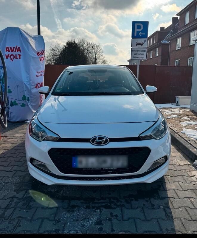 Weiß Gebraucht 2017 Hyundai i20 Active Limousine | 5.500 € (Superpreis) - Bild 1/4
