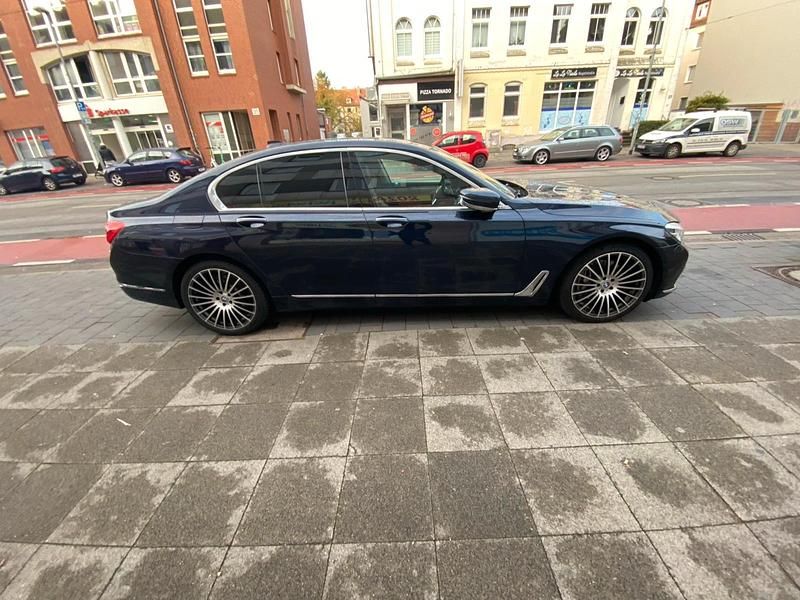 Blau Gebraucht 2016 BMW 730 Limousine | 22.700 € (Superpreis) - Bild 1/4