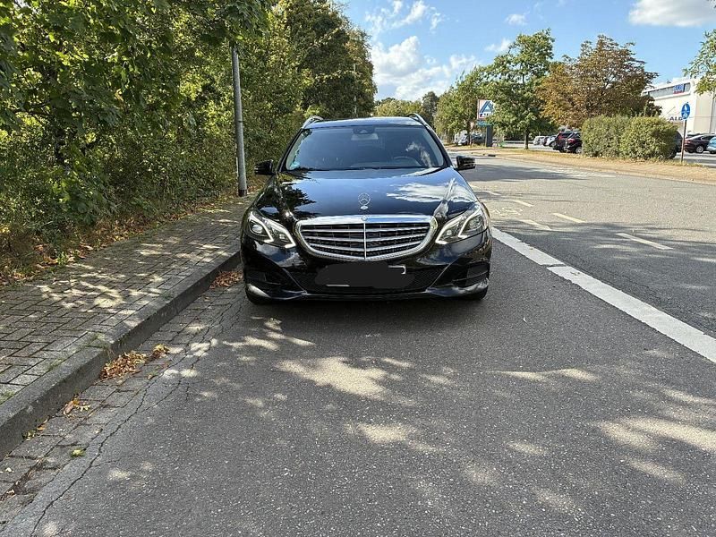 Second-hand Mercedes E200 136 CP (100 kW) 2013 Negru Break