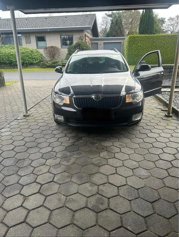 Gebraucht Skoda Superb 160 PS (117 kW) 2012 Schwarz Kombi