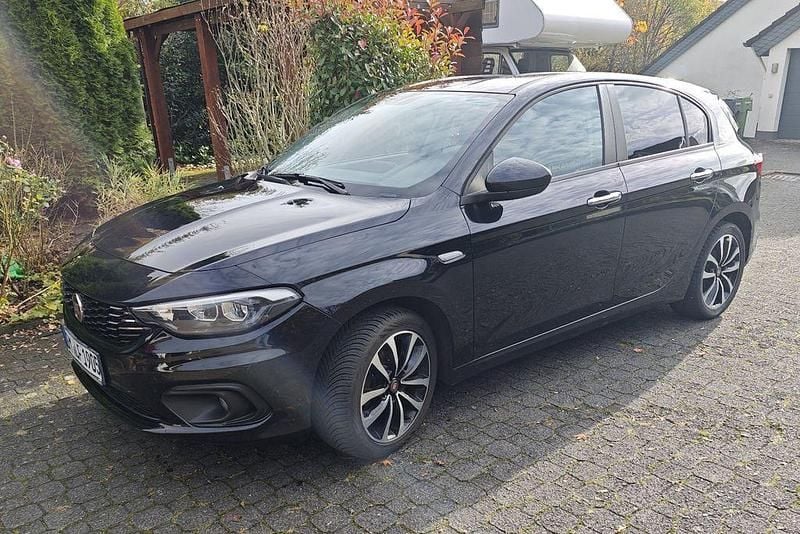 Schwarz Gebraucht 2020 Fiat Tipo Lounge Limousine | 11.490 € (Fairer Preis) - Bild 1/4