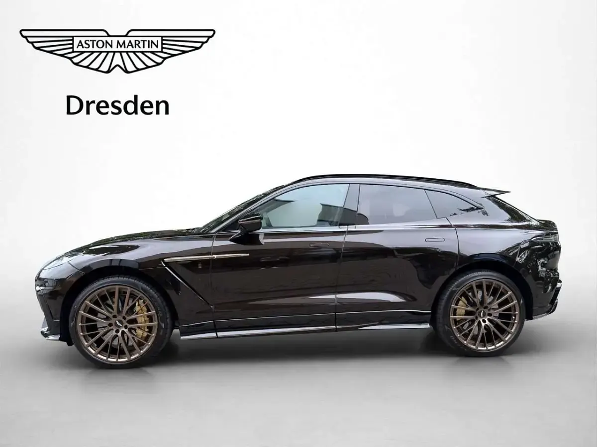 Neu Aston Martin DBX 727 PS (534 kW) 2026 Q  marron black SUV