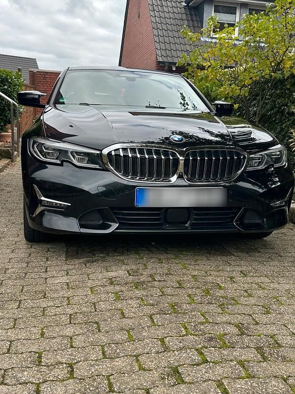 Schwarz Gebraucht 2019 BMW 330e Limousine | 27.000 € (Teuer) - Bild 1/4