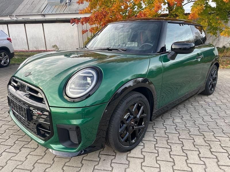 Grün Gebraucht 2024 Mini John Cooper Works Kleinwagen | 23.990 € (Superpreis) - Bild 1/4