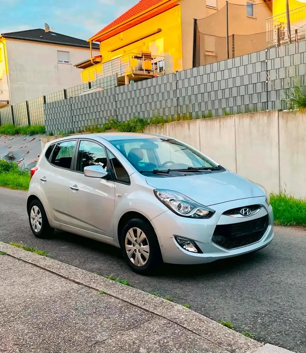 Gebraucht Hyundai ix20 90 PS (66 kW) 2011 Silber Kleinwagen