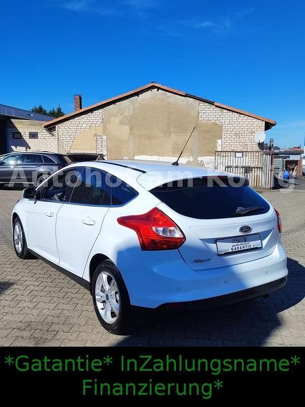 Gebraucht Ford Focus Champions Edition 125 PS (91 kW) 2012 Weiß Limousine