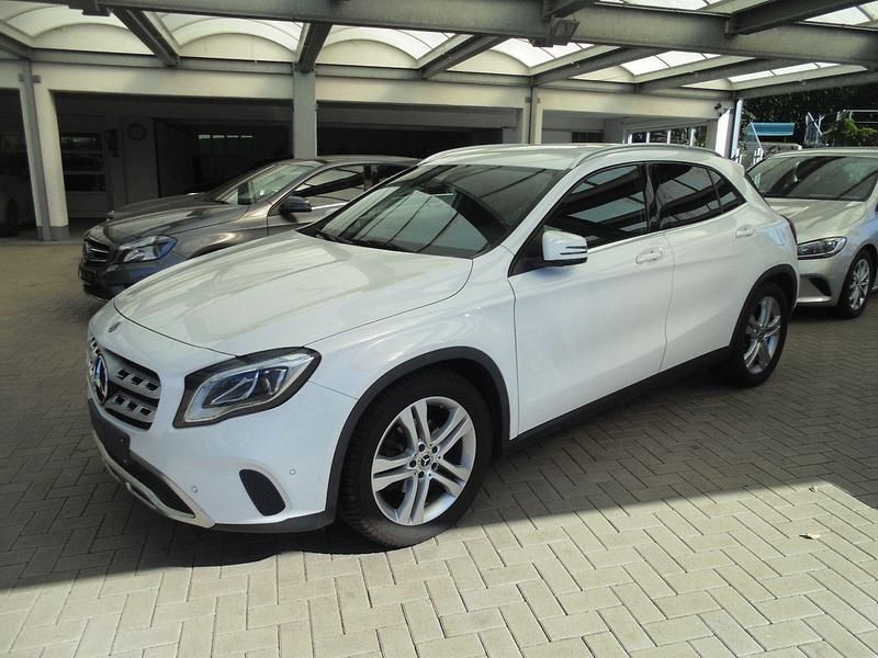Gebraucht Mercedes GLA180 Urban 122 PS (89 kW) 2019 Weiß SUV