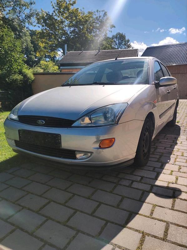 Grau Gebraucht 2000 Ford Focus Limousine | 850 € (Guter Preis) - Bild 1/4