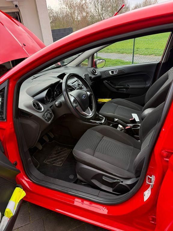 Gebraucht Ford Fiesta Titanium 80 PS (58 kW) 2014 Rot Kleinwagen