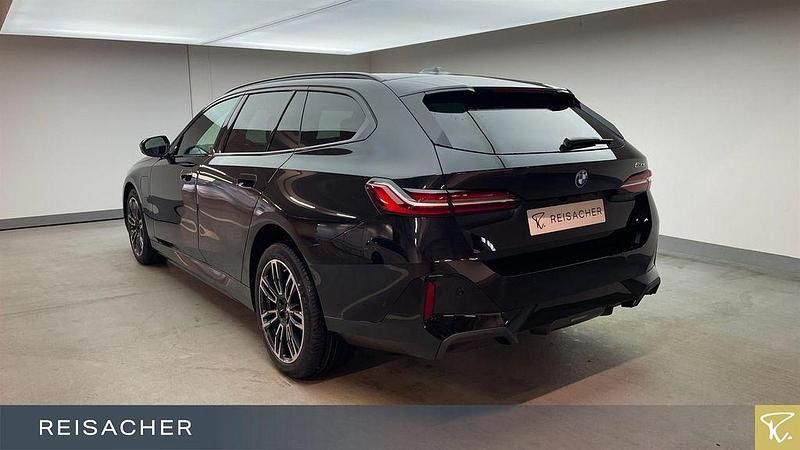Neu BMW 530e M Sport 299 PS (219 kW) 2026 Saphirschwarz metallic Kombi