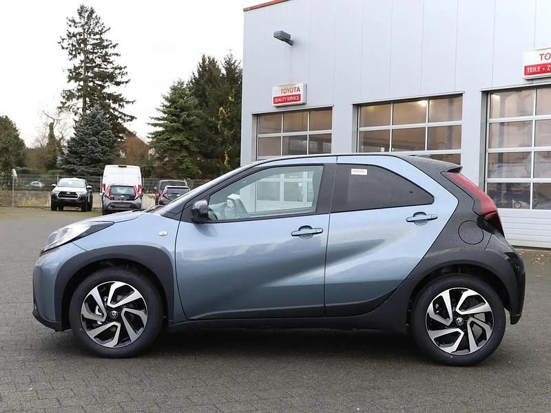 Neu Toyota Aygo X 72 PS (52 kW) 2026 Grau SUV