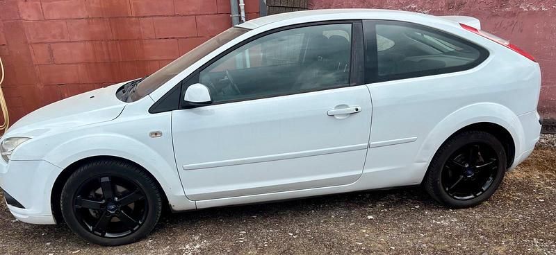 Weiß Gebraucht 2007 Ford Focus Kleinwagen | 2.150 € - Bild 1/4