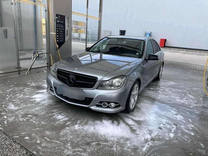 Grau Gebraucht 2011 Mercedes C350 Avantgarde Limousine | 10.900 € (Fairer Preis) - Bild 1/4