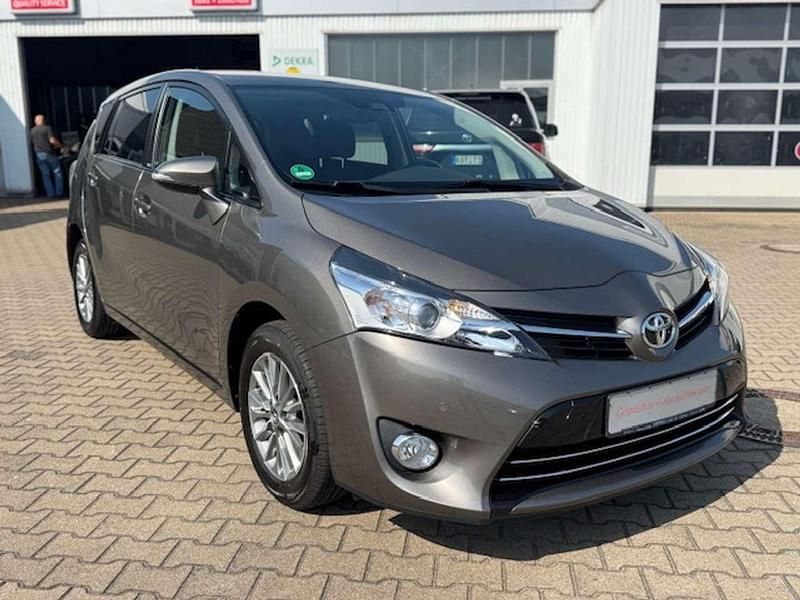 Gebraucht Toyota Verso Edition-S 147 PS (108 kW) 2016 Platinumbronze metallic Van / Kleinbus