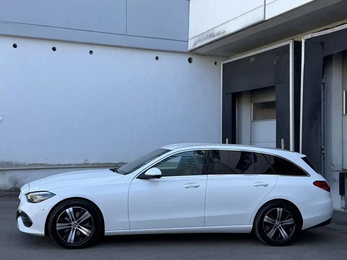 Gebraucht Mercedes C220 Avantgarde 197 PS (144 kW) 2024 Opalithweiã Kombi