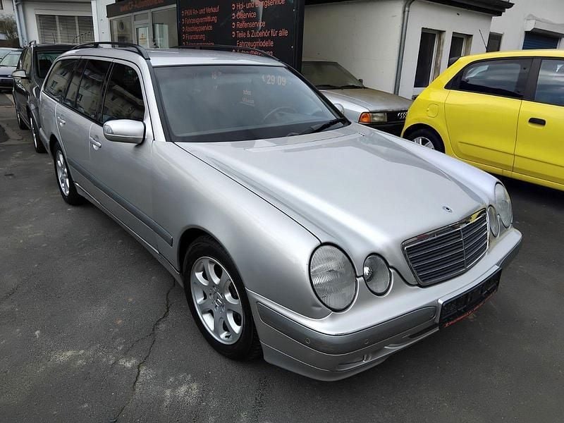 Second-hand Mercedes E220 143 CP (105 kW) 2001 Argintiu Break