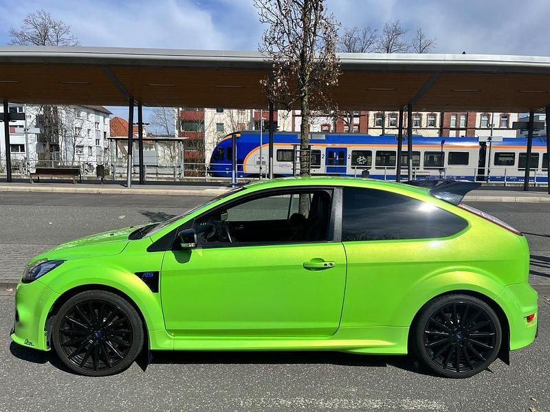 Grün Gebraucht 2010 Ford Focus RS Limousine | 33.333 € - Bild 1/4