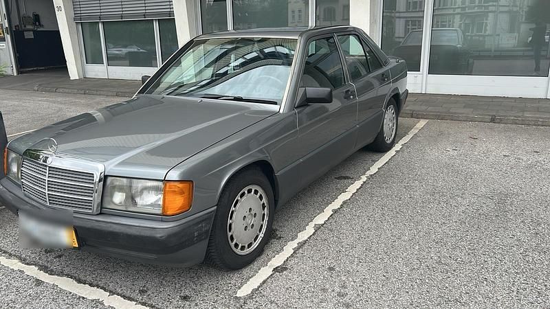 Grau Gebraucht 1990 Mercedes 190 Limousine | 11.590 € - Bild 1/4