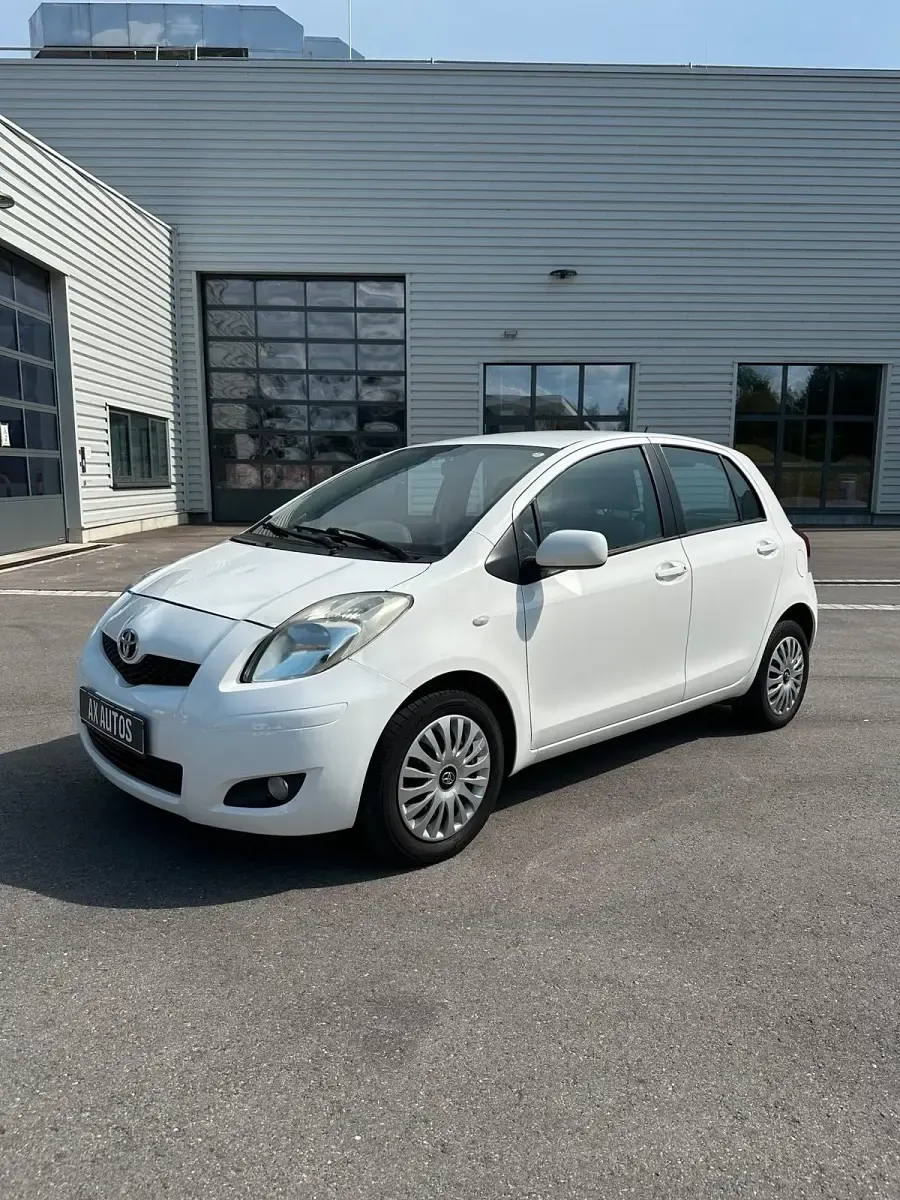 Gebraucht Toyota Yaris 99 PS (72 kW) 2011 Weiß Kleinwagen