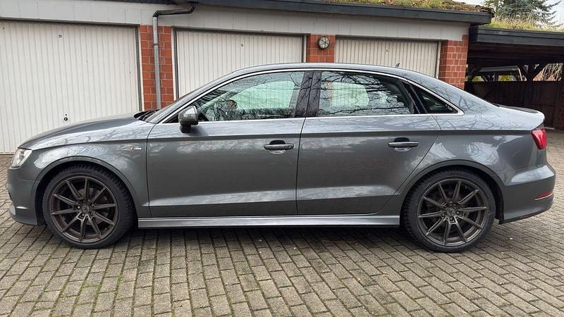 Grau Gebraucht 2015 Audi A3 Ambiente Limousine | 16.500 € (Fairer Preis) - Bild 1/4