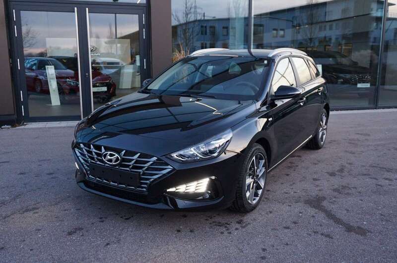 Abyss black / mic Gebraucht 2023 Hyundai i30 Trend Kombi | 26.900 € (Teuer) - Bild 1/4