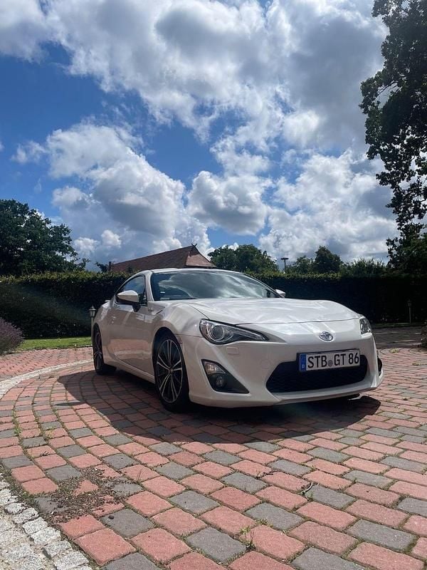 Weiß Gebraucht 2016 Toyota GT86 GT Coupé | 22.750 € (Fairer Preis) - Bild 1/4