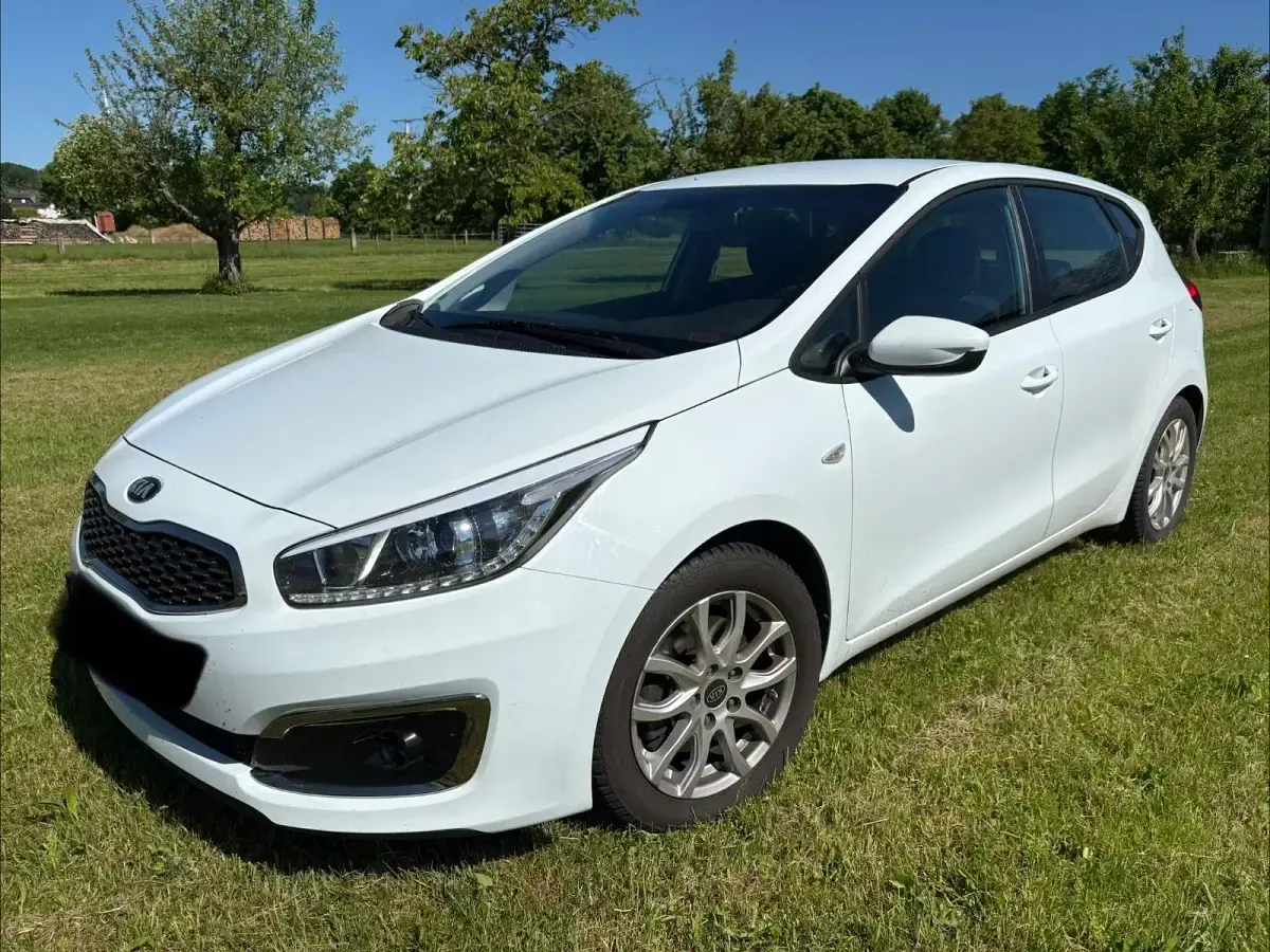 Używany Kia Ceed DREAM-TEAM Edition 101 KM (74 kW) 2016 Biały Hatchback
