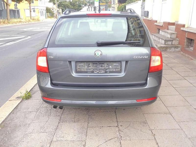 Gebraucht Skoda Octavia Ambition 122 PS (89 kW) 2012 Grau Kombi