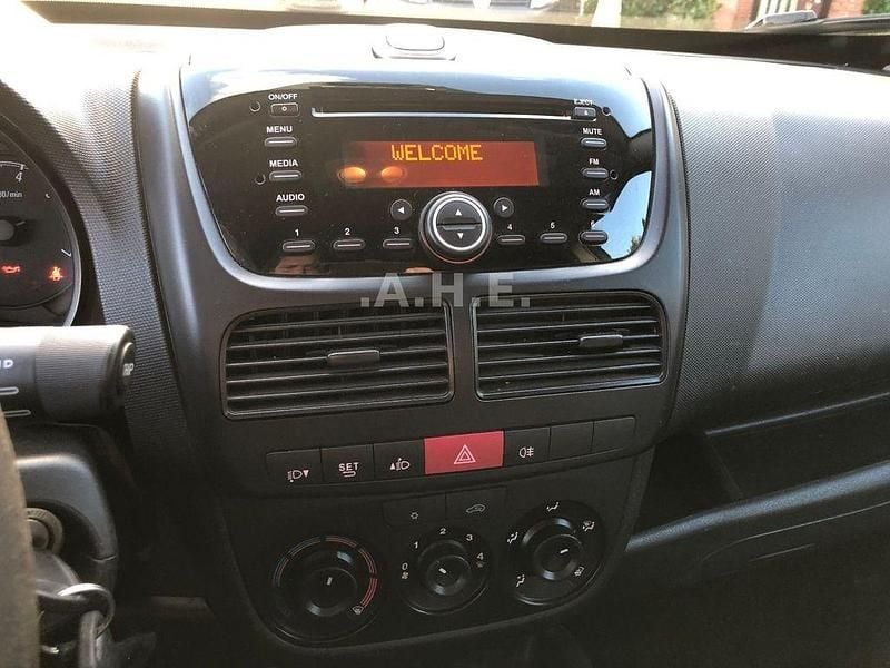 Gebraucht Opel Combo 95 PS (69 kW) 2014 Silber Van / Kleinbus