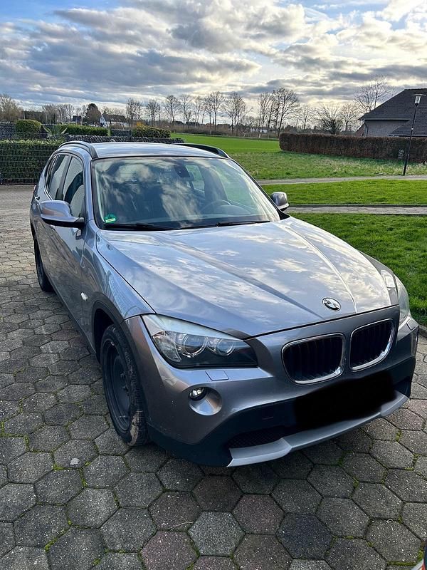 Grau Gebraucht 2011 BMW X1 SUV | 9.000 € - Bild 1/4