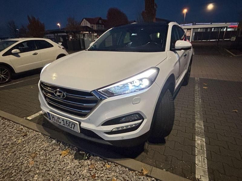 Weiß Gebraucht 2016 Hyundai Tucson Premium SUV | 15.700 € - Bild 1/4