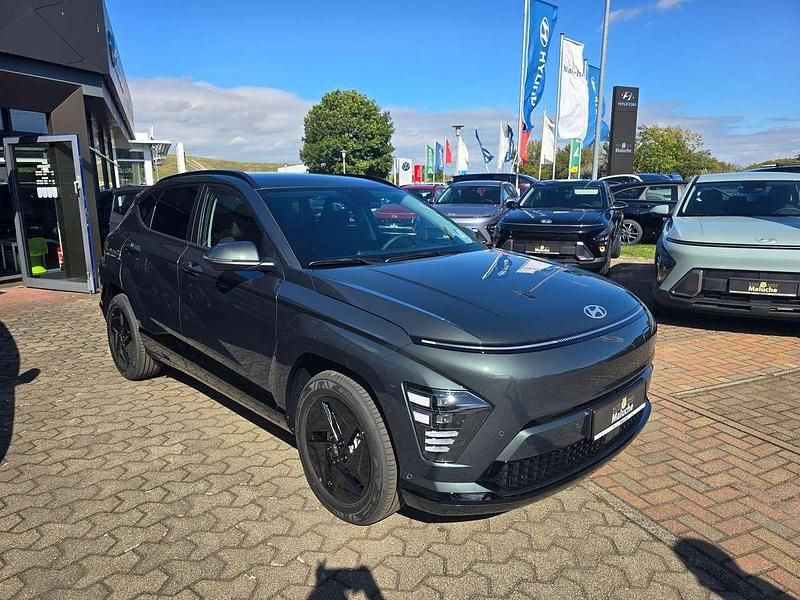 Neu Hyundai Kona Trend 150 kW (204 PS) 2025 Cypress green / met SUV