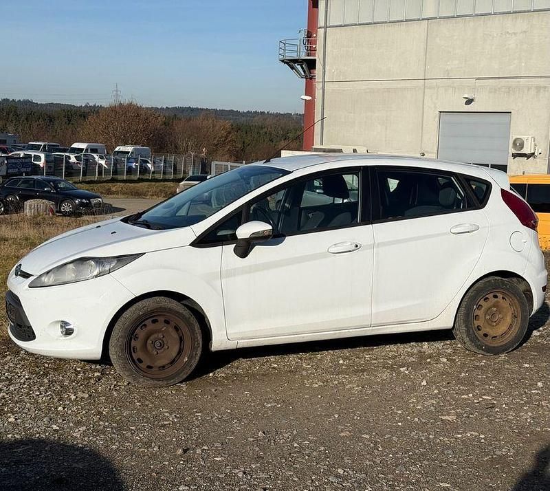 Weiß Gebraucht 2012 Ford Fiesta Limousine | 1.550 € (Etwas zu teuer) - Bild 1/4